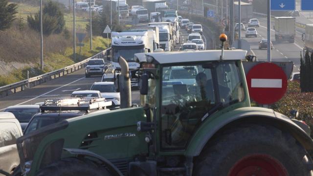 Los tractores colapsan la Ronda Este, este miércoles. Foto: Unai Beroiz