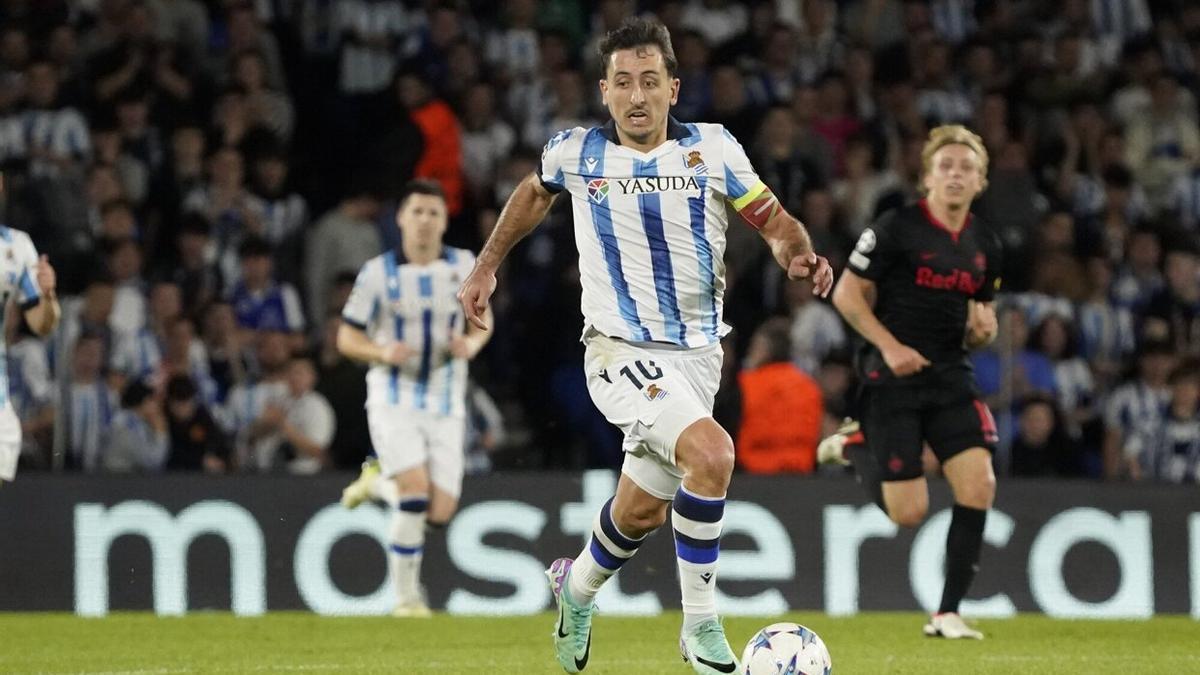 Mikel Oyarzabal liderando una contra ante el Salzburgo en Champions. / RUBEN PLAZA