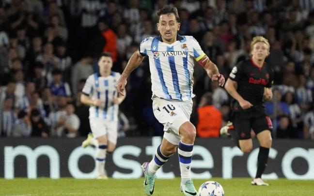 Mikel Oyarzabal liderando una contra ante el Salzburgo en Champions. / RUBEN PLAZA