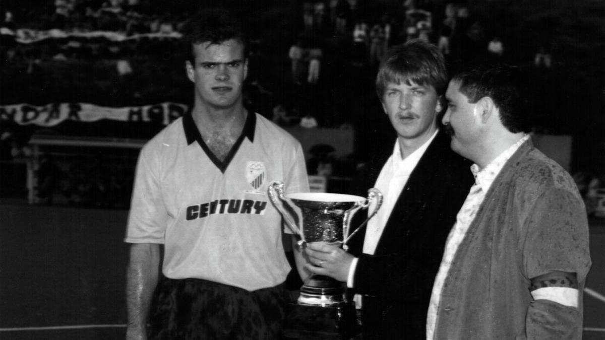 Mitxel Badiola recibe de manos de Valentín Barrena un trofeo por haber metido el gol número 1.000 del Urola.