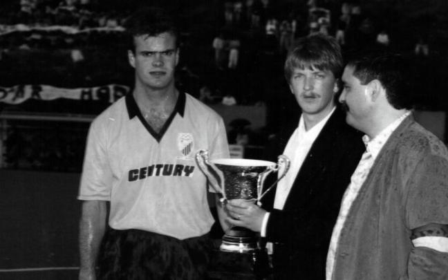Mitxel Badiola recibe de manos de Valentín Barrena un trofeo por haber metido el gol número 1.000 del Urola.