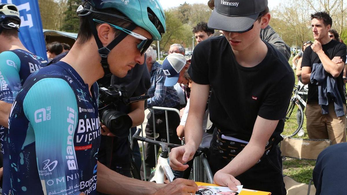 Pello Bilbao, que dejará la competición este curso, firma una autógrafo durante la Itzulia.