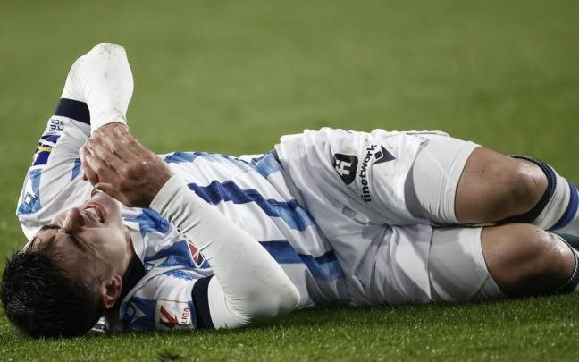 Ander Barrenetxea se duele este sábado sobre el césped de El Sadar. / JESUS DIGES