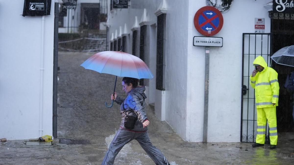 Calle convertida en río en la localidad gaditana de Grazalema tras el paso de la borrasca 'Leonardo'.