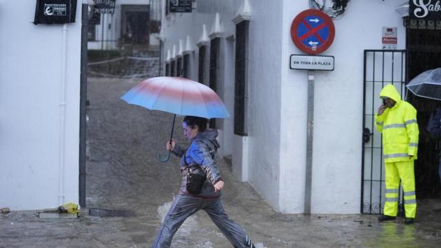 Calle convertida en río en la localidad gaditana de Grazalema tras el paso de la borrasca 'Leonardo'.