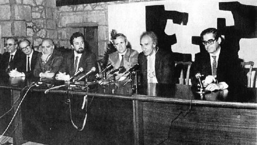 Eduardo Chillida recibe la segunda medalla de oro de la UPV por su contribución desinteresada a la institución, en un acto celebrado en 1985 en el Museo de San Telmo.