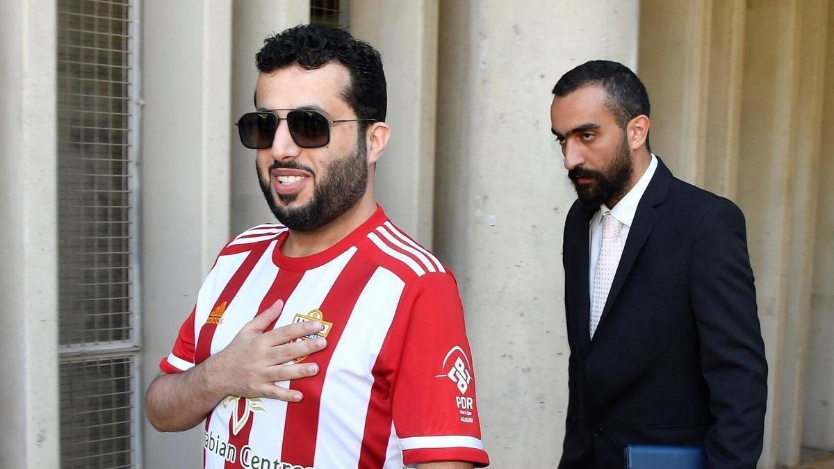 Turki Al-Sheikh, con una camiseta del Almería, su club.