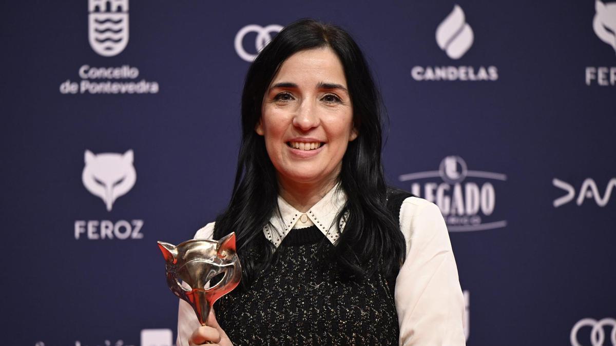 La cineasta vizcaina Alauda Ruiz de Azua, con unos de los premios Feroz