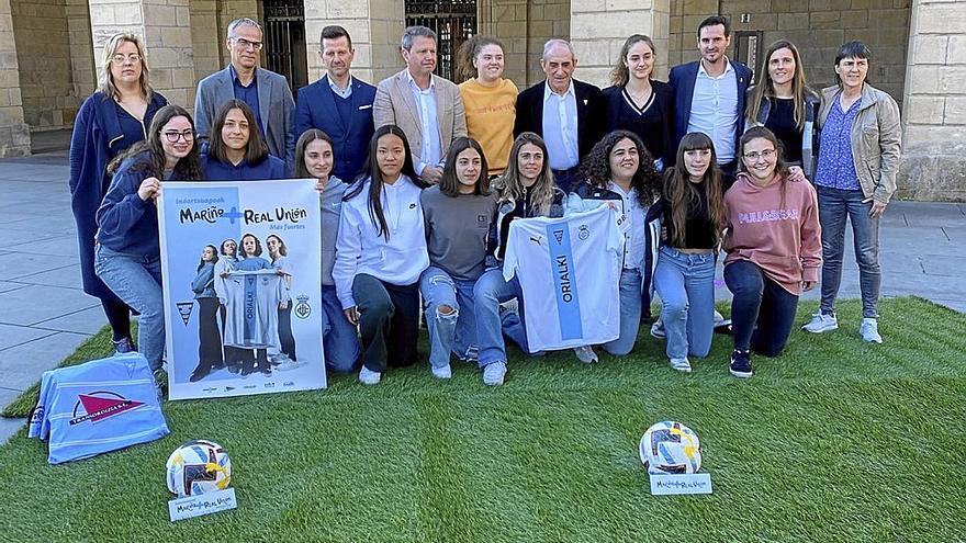 Representantes de los clubes y de las instituciones que apoyan el convenio, ayer en la plaza San Juan. | FOTO: N.G.