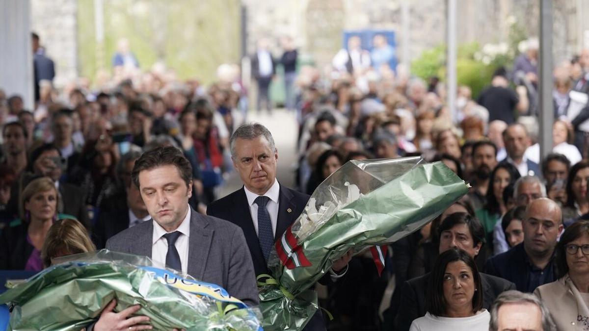 El lehendakari durante la ofrenda floral realizada en 2022 en Gernika.