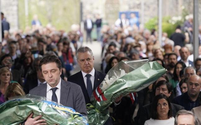 El lehendakari durante la ofrenda floral realizada en 2022 en Gernika.