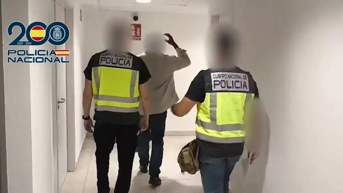 Agentes de la Policía Nacional trasladan al hombre detenido por transportar cerca de kilo y medio de cocaína en el interior de su organismo.