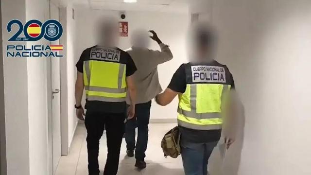 Agentes de la Policía Nacional trasladan al hombre detenido por transportar cerca de kilo y medio de cocaína en el interior de su organismo.
