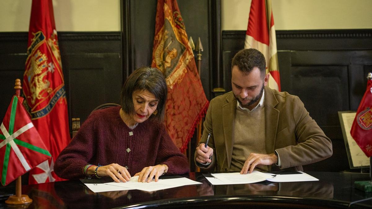 Momento de la firma del convenio de colaboración en el Ayuntamiento de Orduña