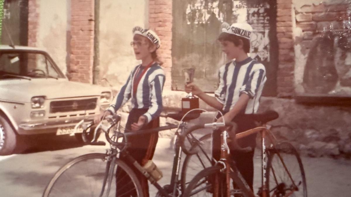 Los hermanos Iban y Xabier Madina, con sus camisetas de la Real, en Brinkola.