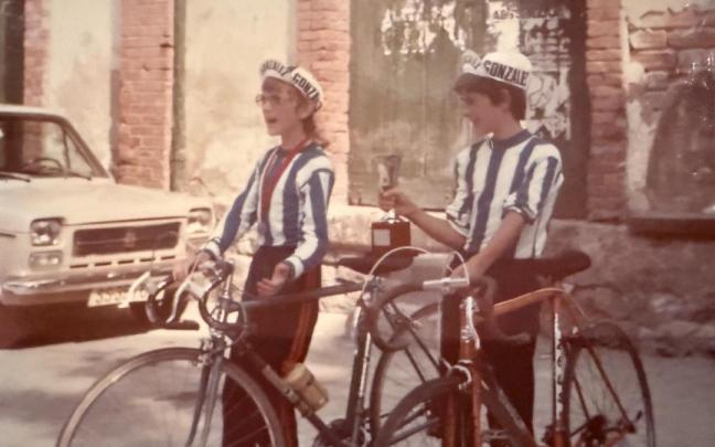Los hermanos Iban y Xabier Madina, con sus camisetas de la Real, en Brinkola.