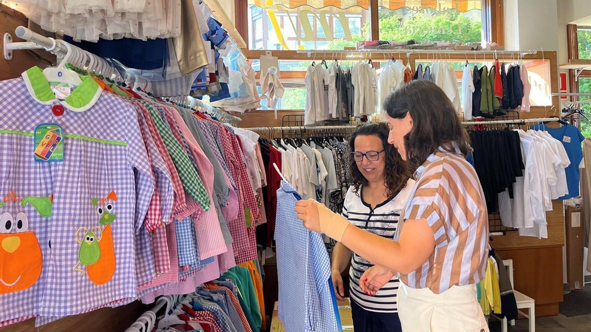 La delegada Nuria Alzaga en un comercio de Irun.