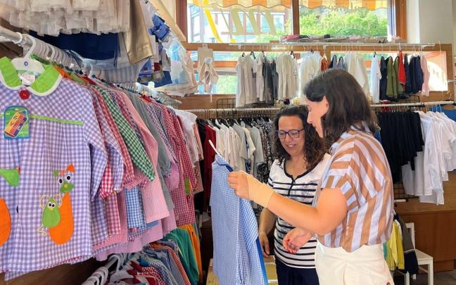 La delegada Nuria Alzaga en un comercio de Irun.