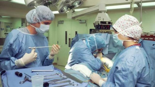 Personal sanitario en un quirófano Personal sanitario en un quirófano