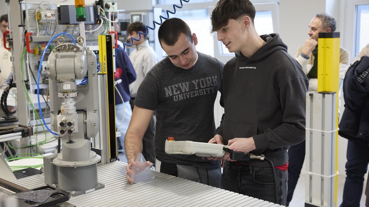Inauguración del aula Manuel Torres en el Departamento de Electricidad, Electrónica e Informática de Salesianos.