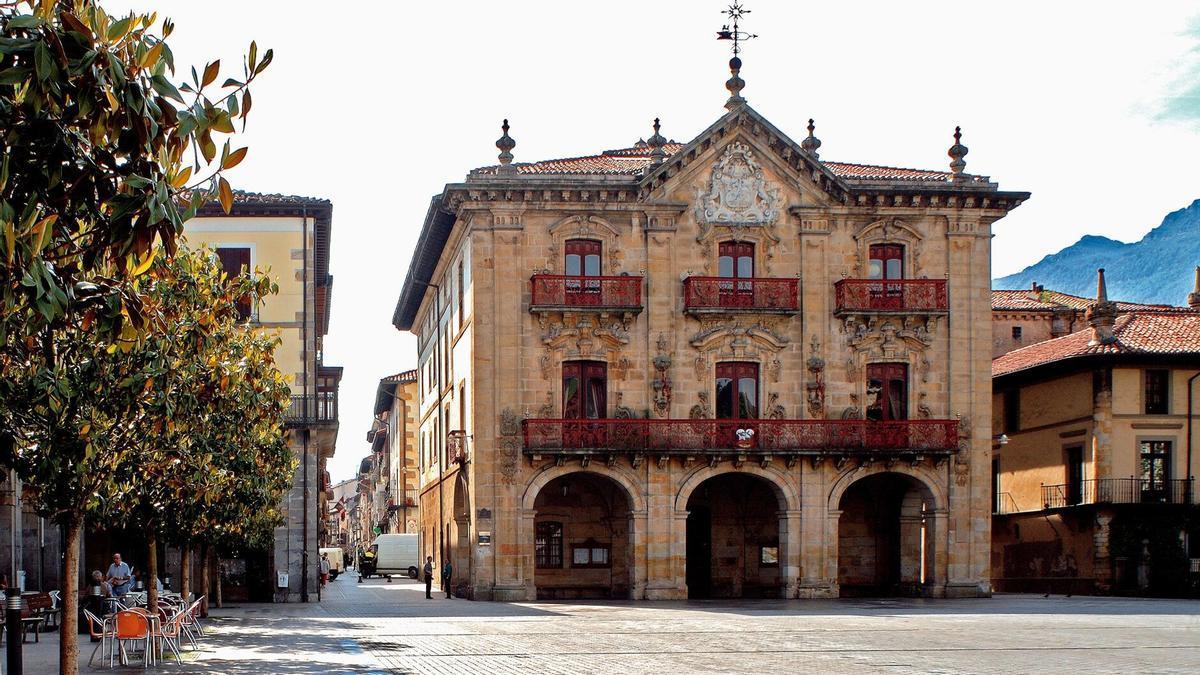 Fachada principal del edificio consistorial de Oñati.