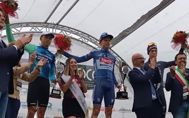 Podio final, con Van Tricht, primero, Baudin, segundo, y Adrià, tercero.