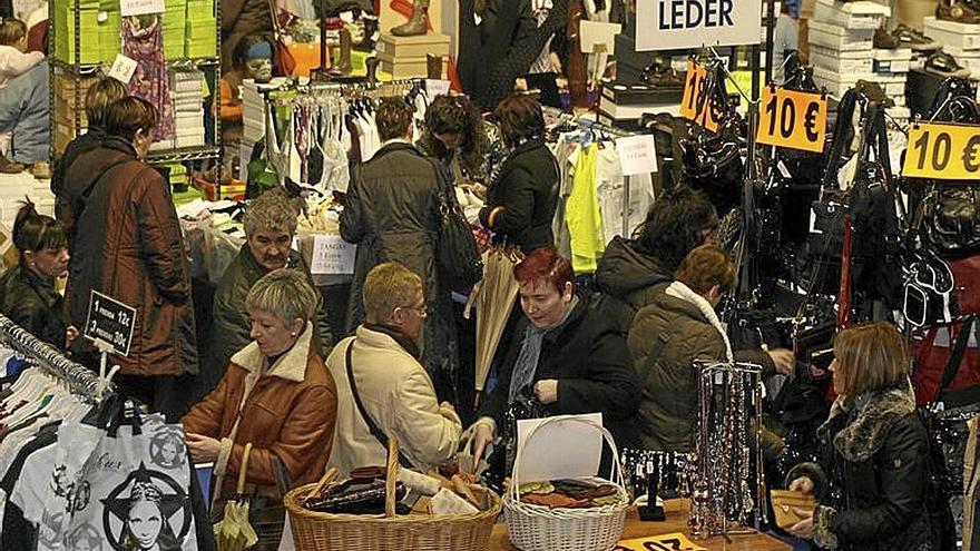 Vecinos de la villa armera a la caza de la oferta. | FOTO: N.G.