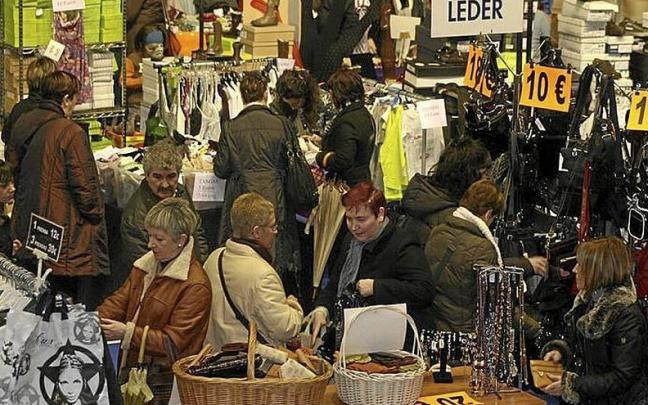 Vecinos de la villa armera a la caza de la oferta. | FOTO: N.G. Vecinos de la villa armera a la caza de la oferta. | FOTO: N.G.