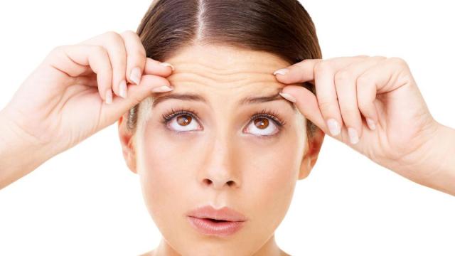 Una chica joven con arrugas en la frente al gesticular.