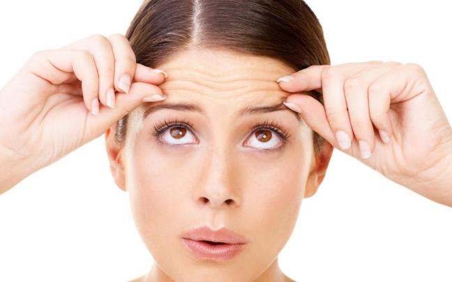 Una chica joven con arrugas en la frente al gesticular.