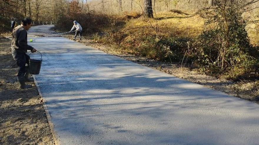 En Balankaleku se ha hormigonado el camino principal.