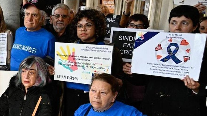 Participantes en la concentración de Bilbao con motivo del Día internacional de la fibromialgia y el síndrome de fatiga crónica.