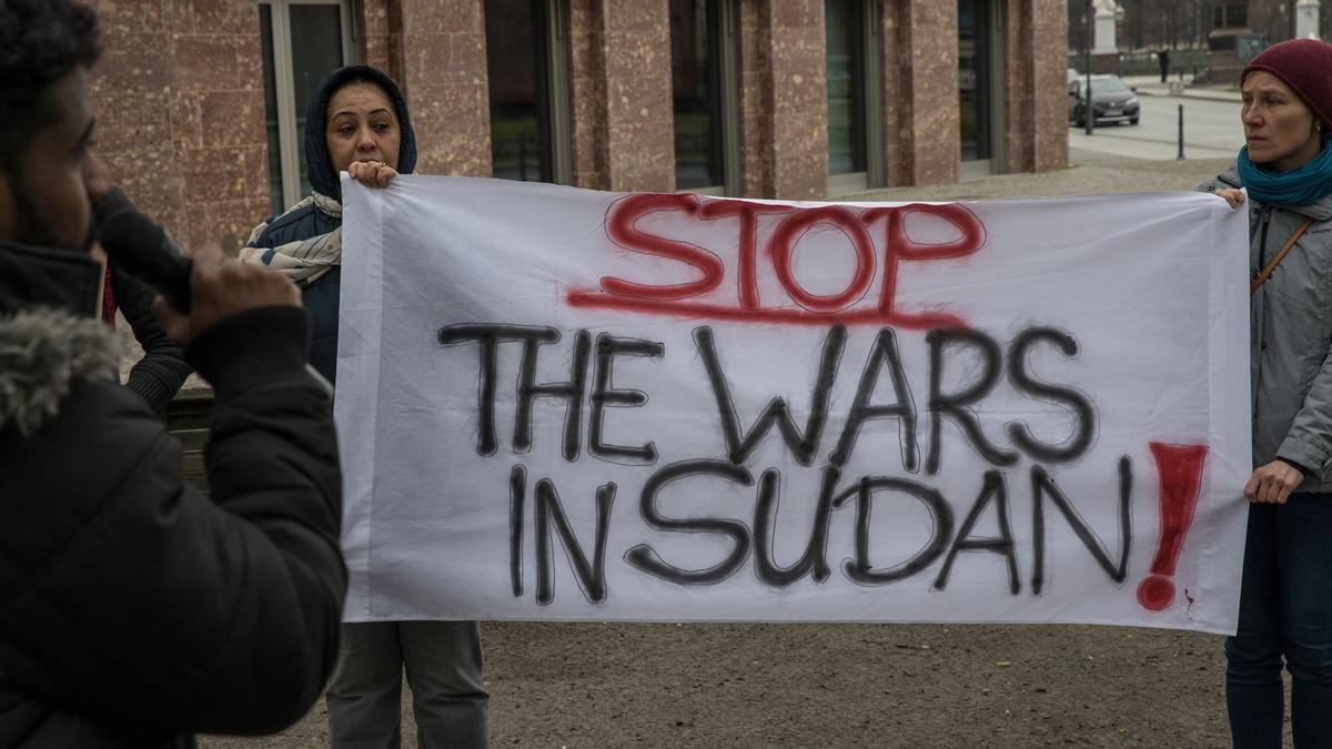 Manifestantes protestan contra la guerra de Sudán en Berlín, Alemania.