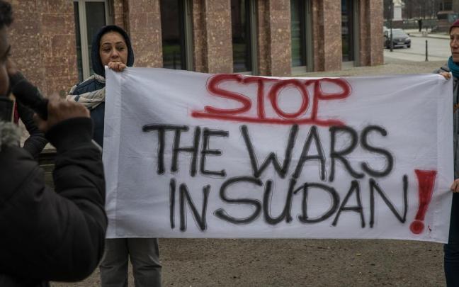 Manifestantes protestan contra la guerra de Sudán en Berlín, Alemania.