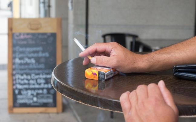 Una persona fuma en una terraza. / EP Una persona fuma en una terraza.