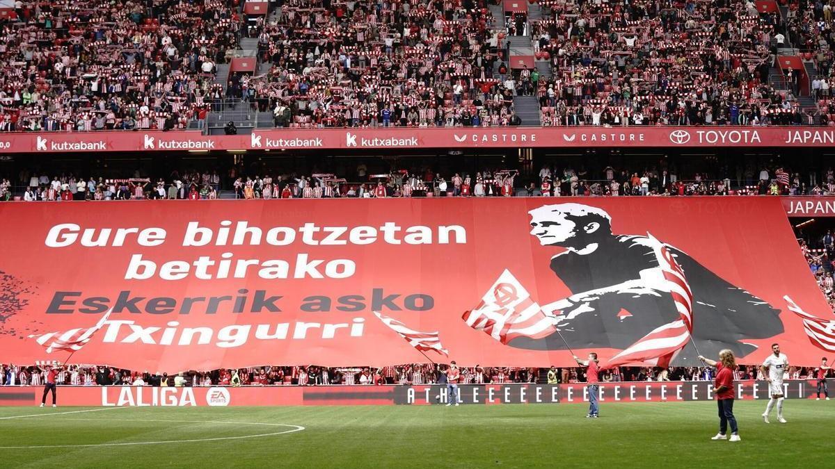 El Athletic homenajeó a Ernesto Valverde por sus 500 partidos en el banquillo rojiblanco con una pancarta de grandes dimensiones en la Tribuna Este.