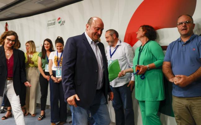 Andoni Ortuzar antes de valorar los resultados electorales de este domingo en la sede del PNV en Bilbao.
