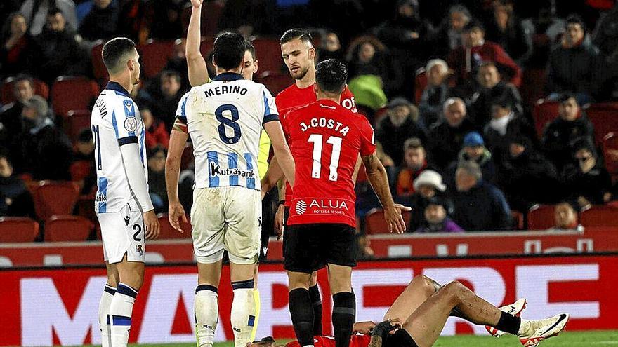 Mikel Merino vio la amarilla por una entrada a Samu Costa, que se queja en el suelo y que luego acusó a los realistas de ser “unos llorones”. | FOTO: EFE