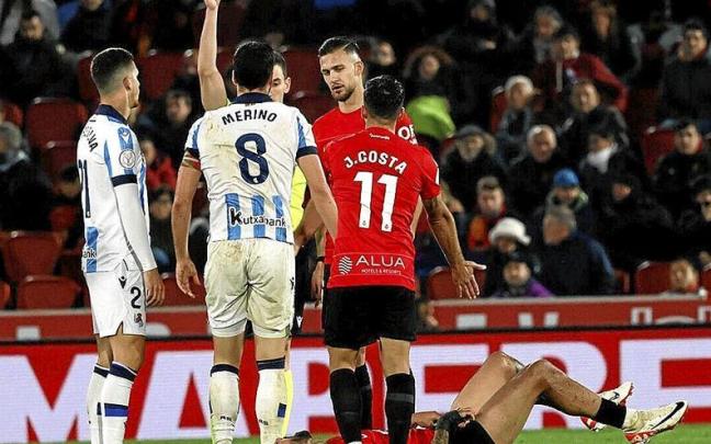 Mikel Merino vio la amarilla por una entrada a Samu Costa, que se queja en el suelo y que luego acusó a los realistas de ser “unos llorones”. | FOTO: EFE