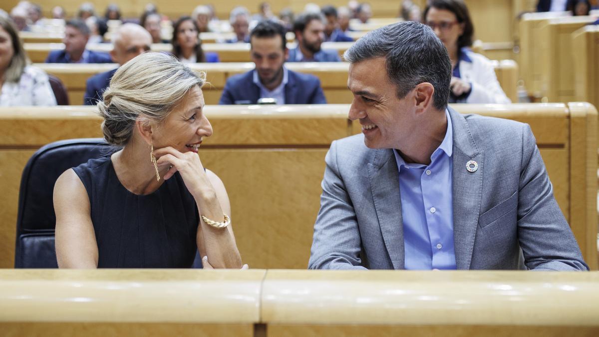 Yolanda Díaz y Pedro Sánchez conversan durante el 'cara a cara' del Senado el pasado 18 de octubre de 2022.