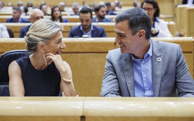 Yolanda Díaz y Pedro Sánchez conversan durante el 'cara a cara' del Senado el pasado 18 de octubre de 2022. Yolanda Díaz y Pedro Sánchez conversan durante el 'cara a cara' del Senado el pasado 18 de octubre de 2022.