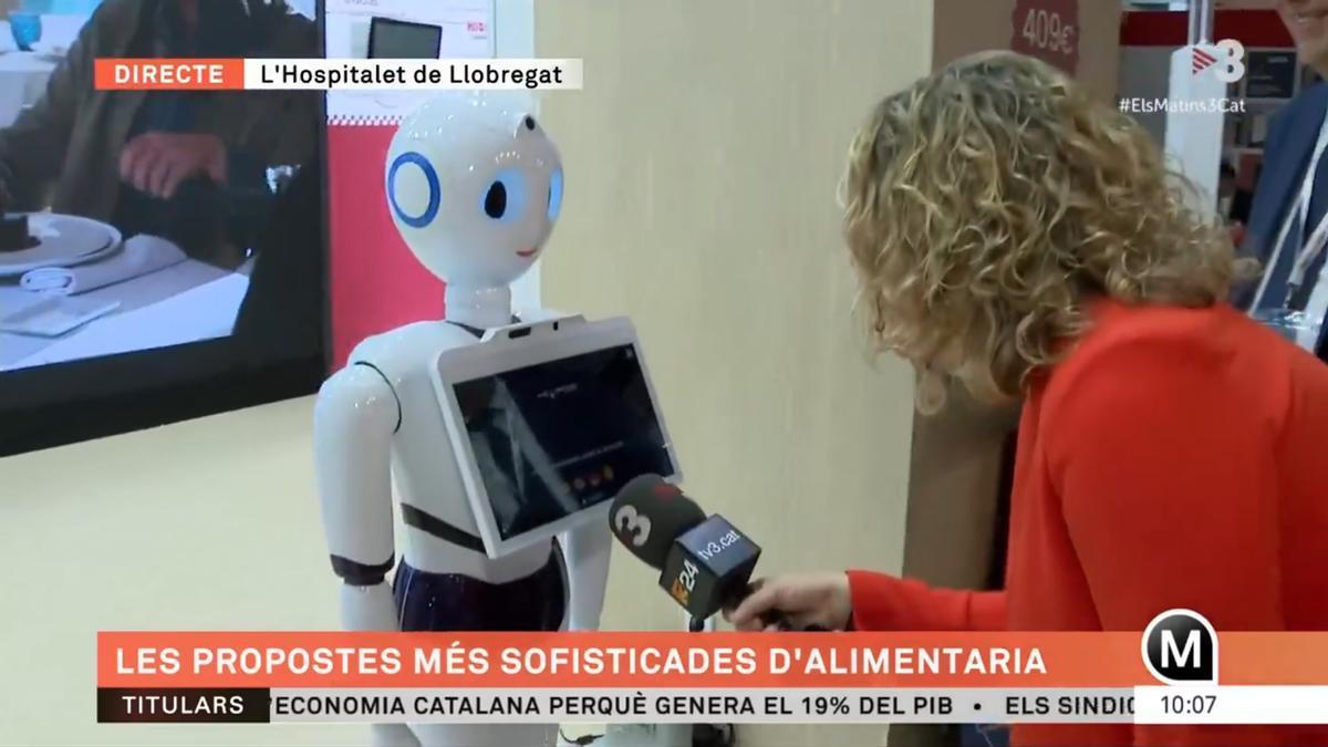 La reportera, hablando con el robot.