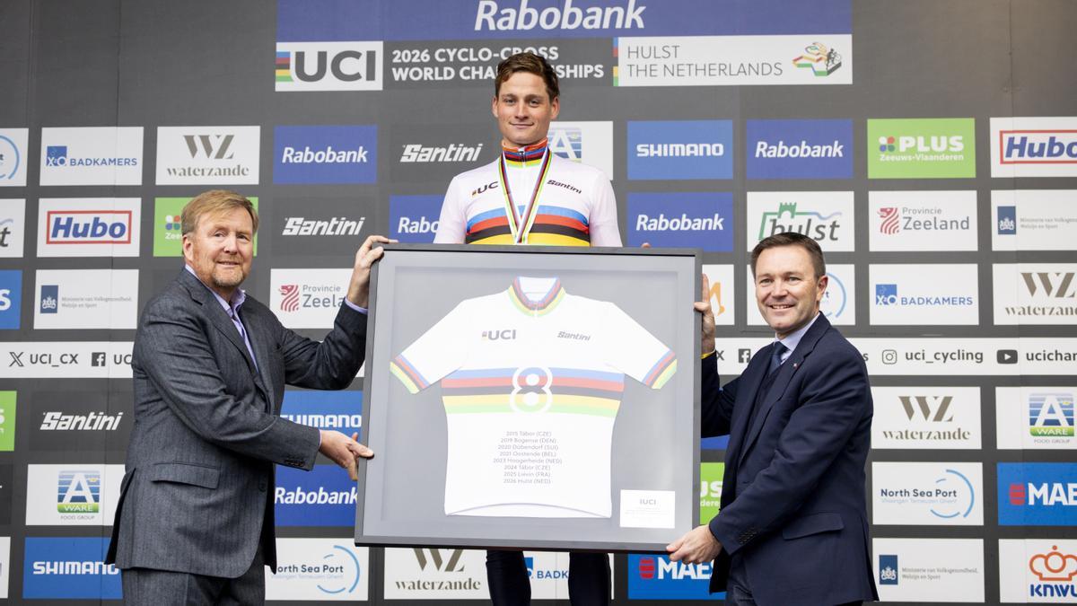 Van der Poel recibe un maillot recordatorio de sus ocho victorias en el Mundial.