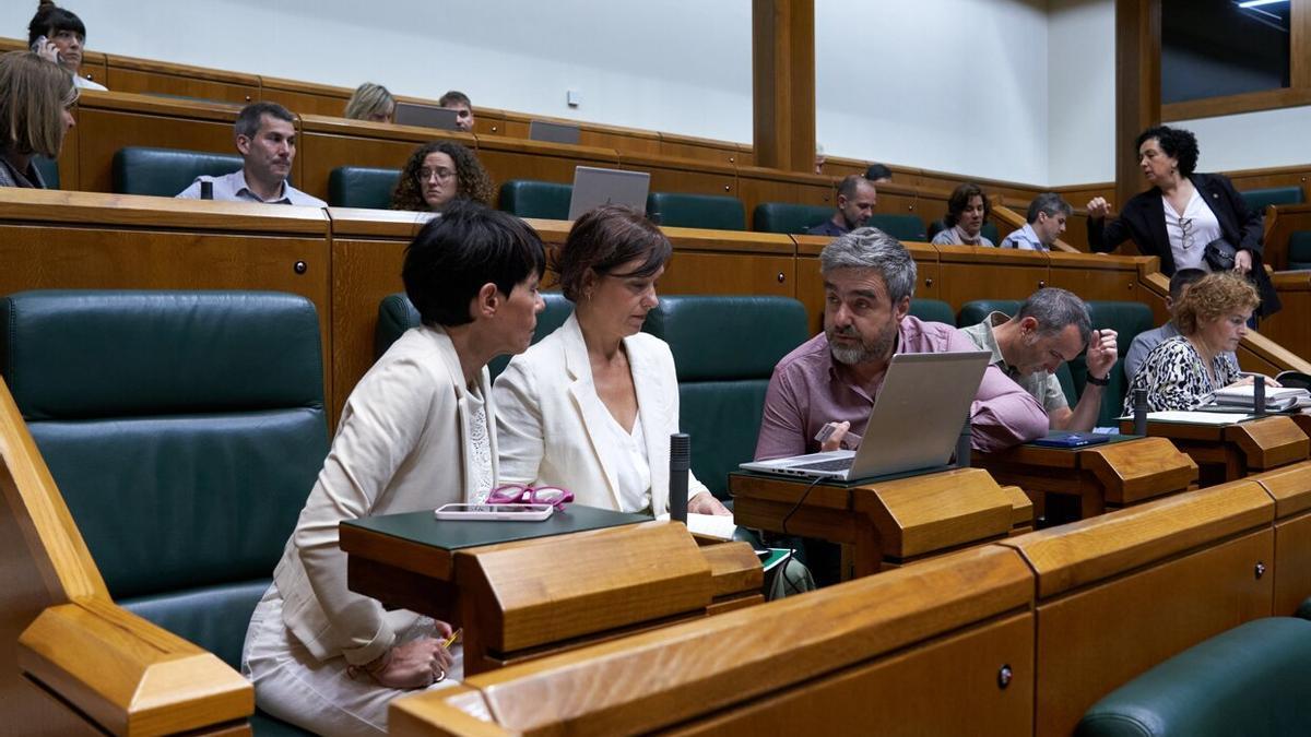 Los parlamentarios de EH Bildu Maddalen Iriarte (i), Jasone Agirre (c) y Mikel Otero (d) durante el pleno ordinario que el Parlamento Vasco.