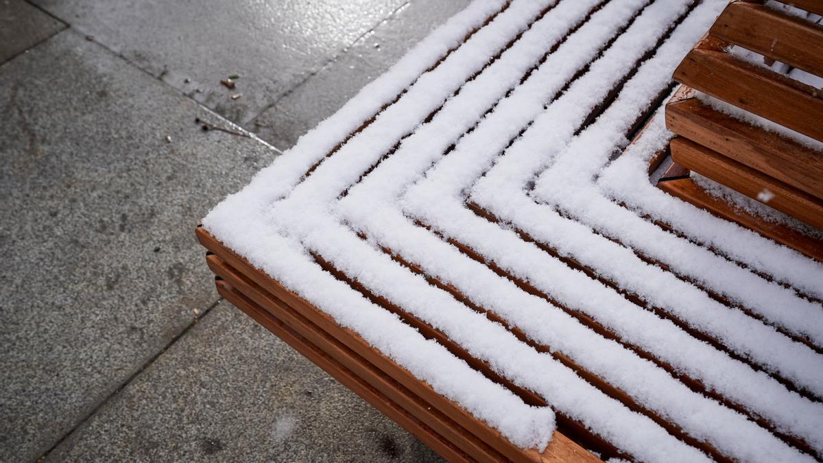 Un banco cubierto de nieve tras una intensa nevada en Gasteiz.