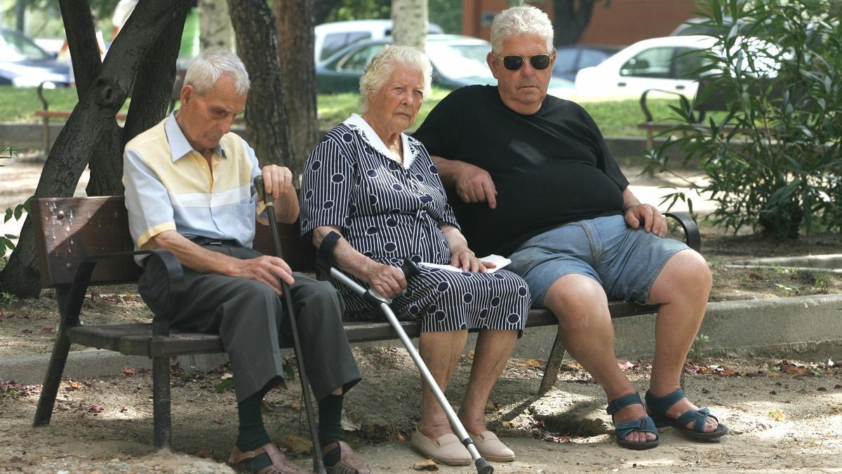 Imagen de archivo de tres pensionistas jubilados descansando.