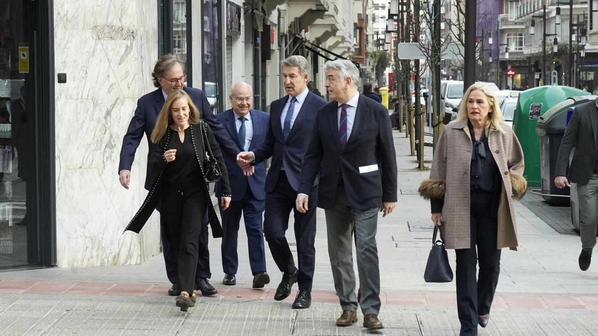 Llegada de Núñez Feijóo, arropado por el presidente del PP Vasco.