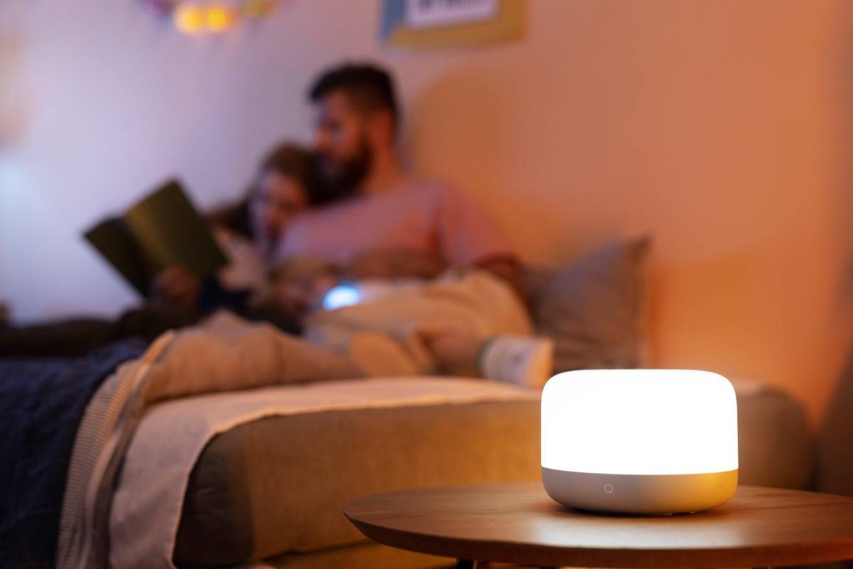 Pequeña lámpara con luz relajante y regulable para antes de dormir.