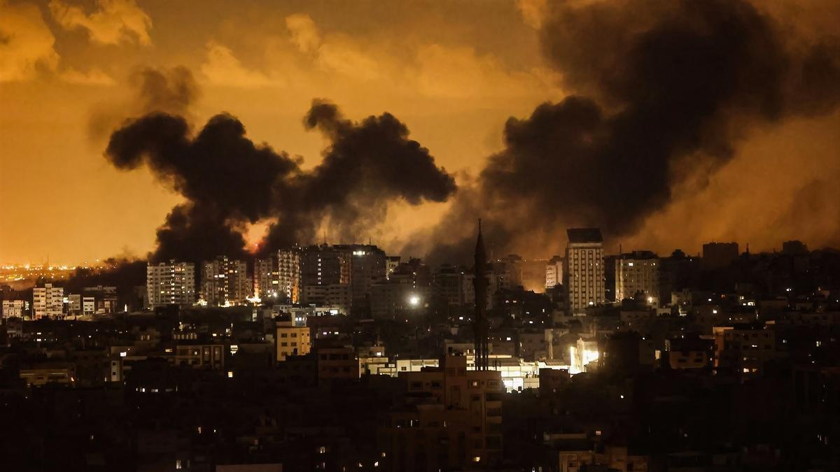 Columnas de humo en la ciudad de Gaza tras los ataques de Israel.