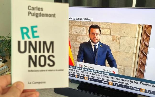 Carles Puigdemont escucha la comparecencia de Pere Aragonès y muestra el libro que escribió bajo el título ‘Reunámonos’. Carles Puigdemont escucha la comparecencia de Pere Aragonès y muestra el libro que escribió bajo el título ‘Reunámonos’.